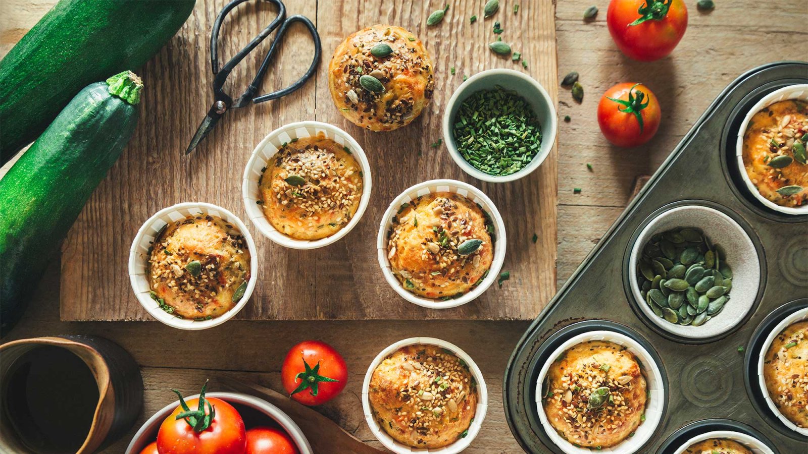 Queques de curgete, queijo de ovelha e cebolinho